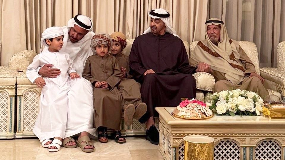 رئيس الدولة يزور أحمد خليفة السويدي في منزله في أبوظبي