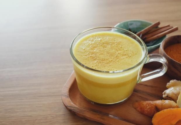 ماذا يحدث لجسمك بعد تناول كوب حليب بالكركم؟.. اعرف فوائد المشروب الذهبي