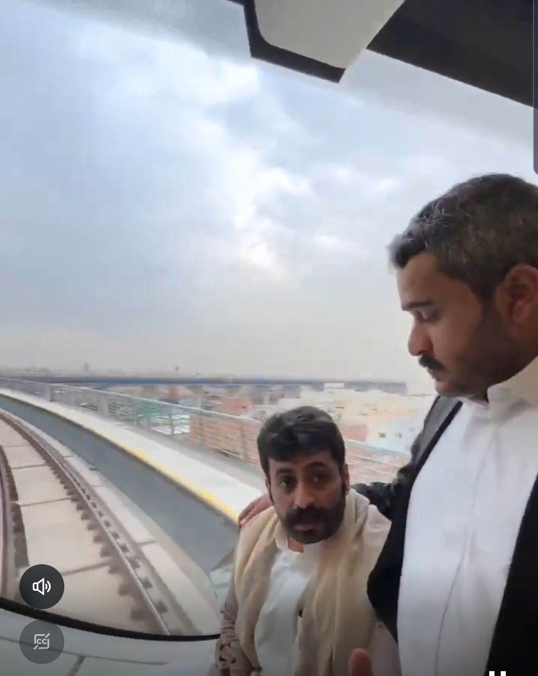 فيديو لشباب يمنيين في مترو الرياض يثير جدلًا واسعًا على مواقع التواصل