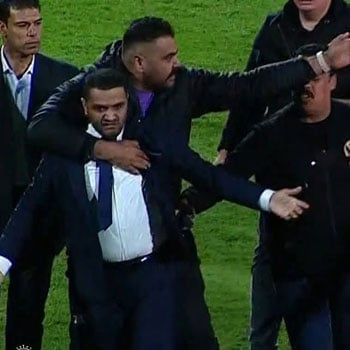 عضو مجلس الإسماعيلى يقتحم الملعب للاعتداء على حكم مباراة الدراويش والطلائع.. صور