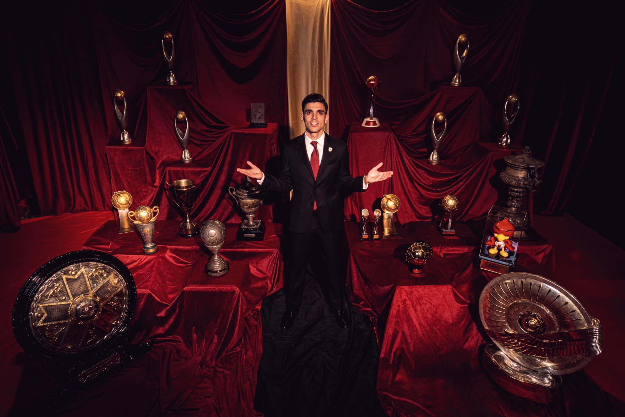 صور جديدة من مراسم تقديم أشرف بن شرقى فى الأهلي