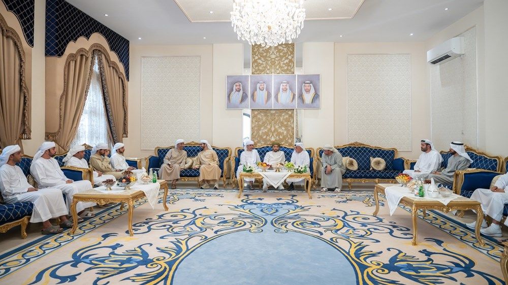 حمدان بن زايد يزور بخيت عشيّر المزروعي في منزله بمدينة زايد