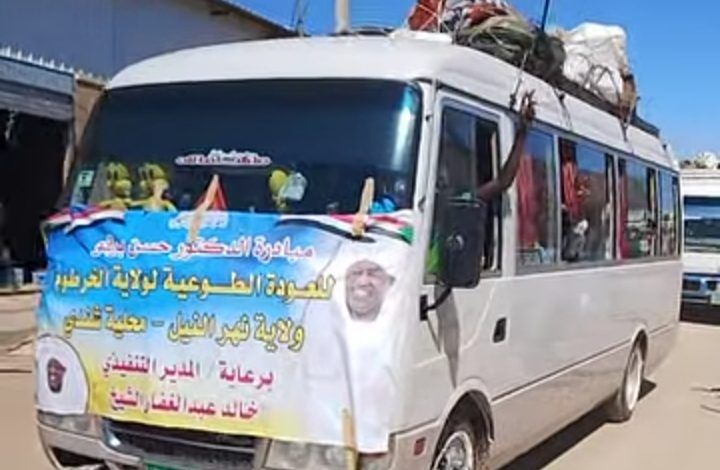 شاهد بالصورة والفيديو.. العشرات من “الحافلات” السفرية تغادر مدينة شندي محملة بالنازحين نحو “بحري” عبر طريق “التحدي” بعد تحرير الجيش للمصفاة