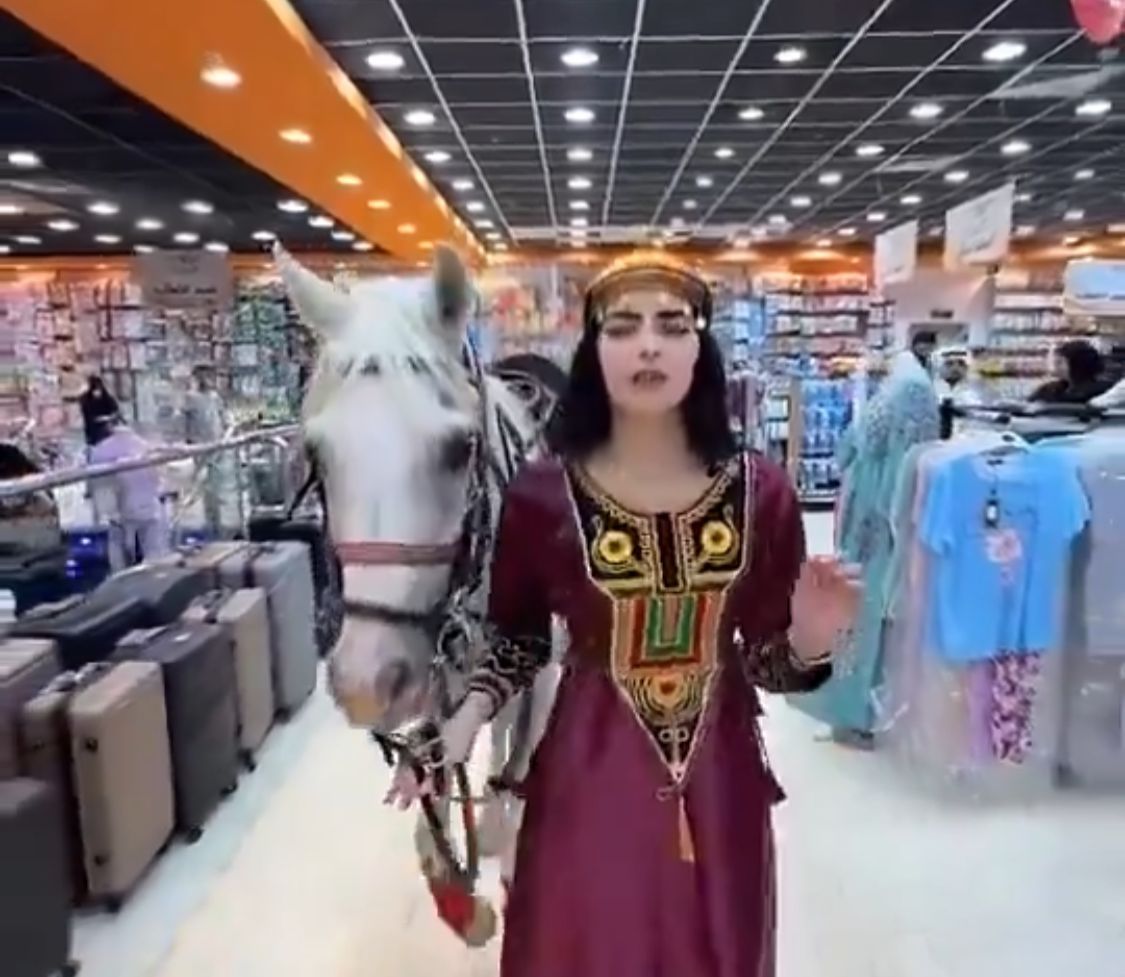 سعودية تفاجئ الجميع وتقوم بالتسوق على الخيل وتثير الجدل"فيديو"