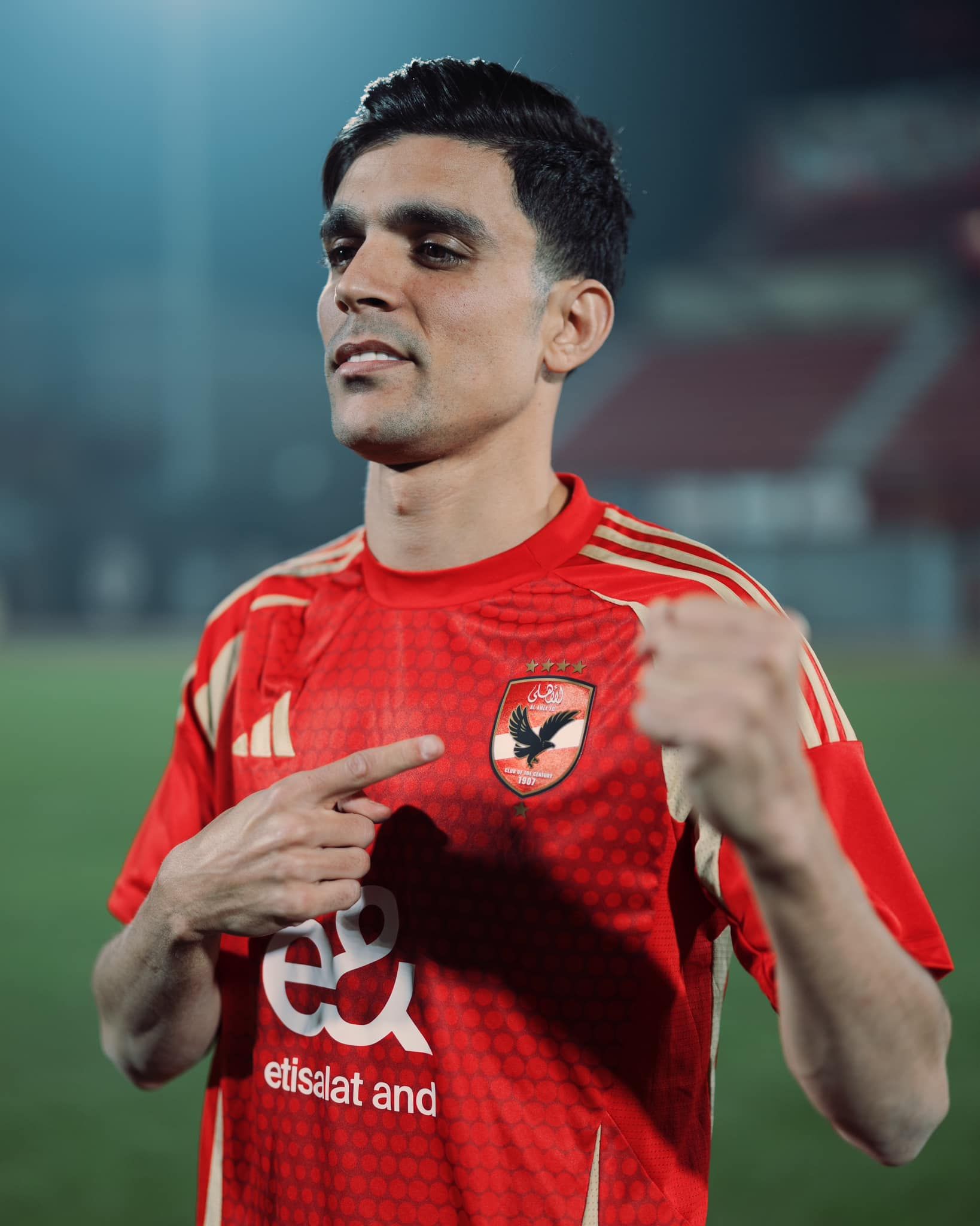 صور جديدة من مراسم تقديم أشرف بن شرقى فى الأهلي