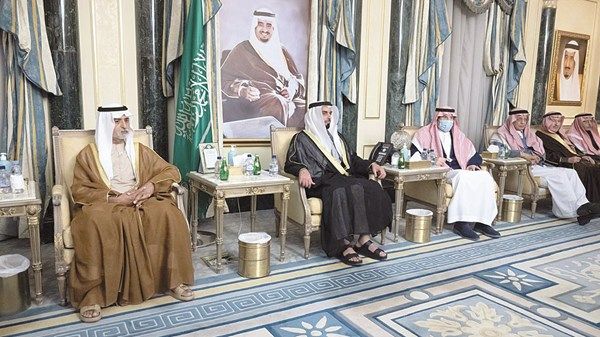 سيف بن زايد يقدم واجب العزاء في وفاة الأمير محمد بن فهد بن عبدالعزيز آل سعود