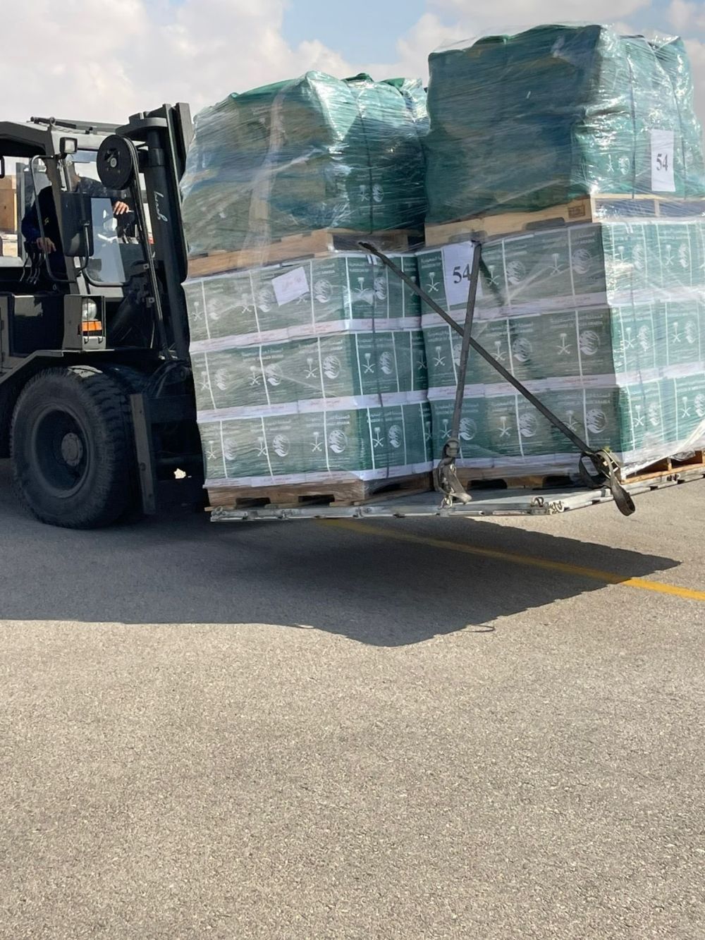 الطائرة الإغاثية السعودية الـ 55 لدعم غزة تصل إلى مطار العريش