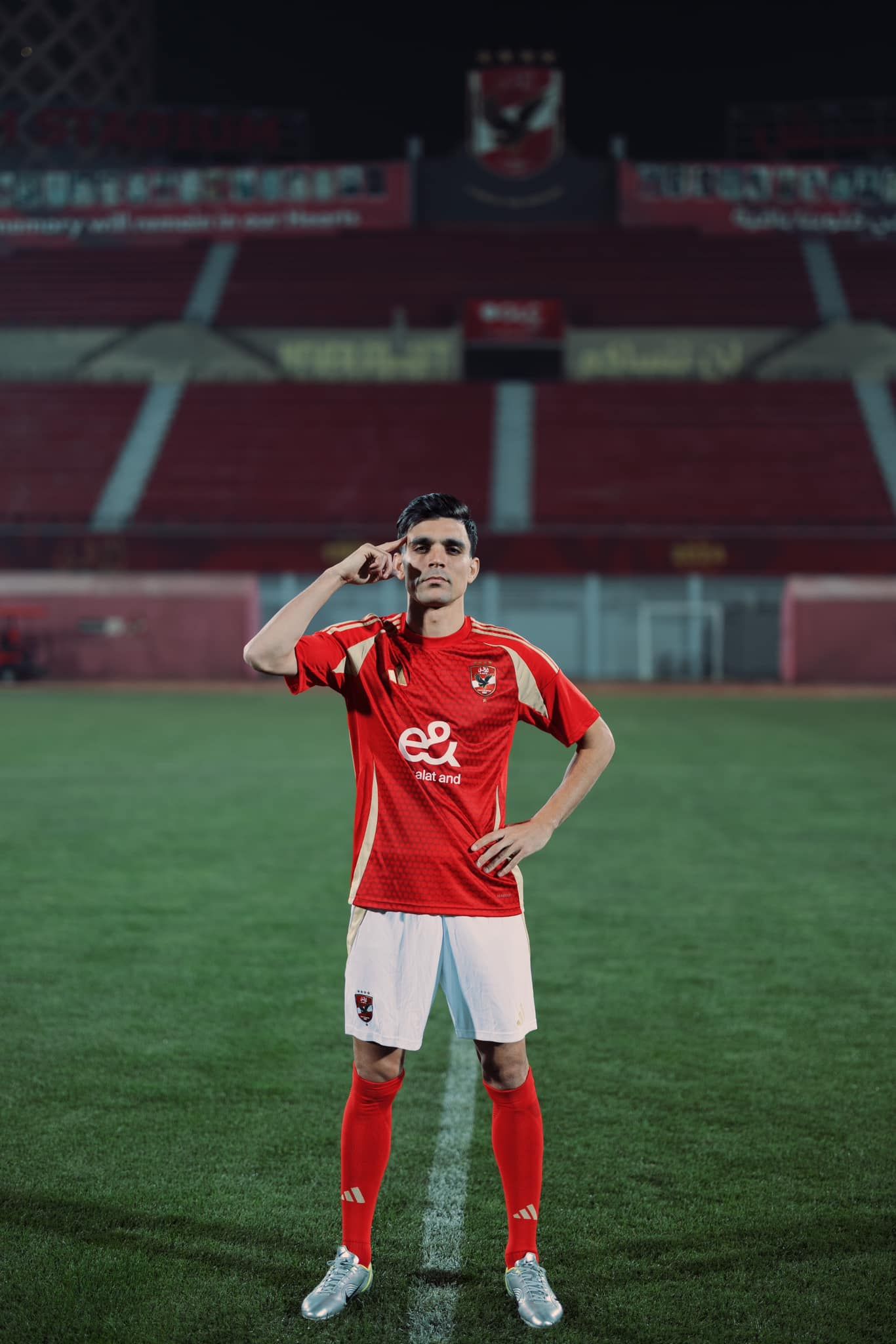 صور جديدة من مراسم تقديم أشرف بن شرقى فى الأهلي