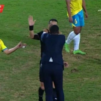 عضو مجلس الإسماعيلى يقتحم الملعب للاعتداء على حكم مباراة الدراويش والطلائع.. صور