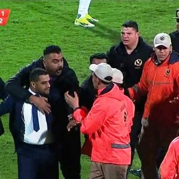 عضو مجلس الإسماعيلى يقتحم الملعب للاعتداء على حكم مباراة الدراويش والطلائع.. صور
