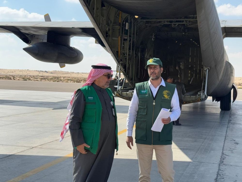 الطائرة الإغاثية السعودية الـ 55 لدعم غزة تصل إلى مطار العريش