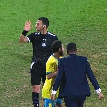 عضو مجلس الإسماعيلى يقتحم الملعب للاعتداء على حكم مباراة الدراويش والطلائع.. صور