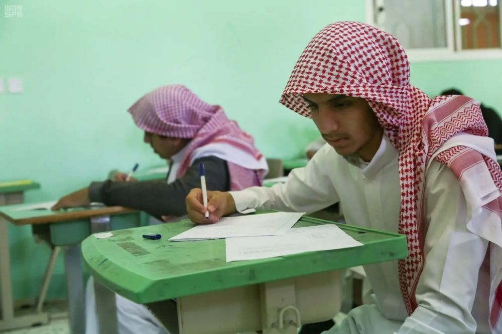 إلزام طلاب الثانوية بالزي الرسمي.. حرص على ربط الأجيال بالهوية السعودية الأصيلة