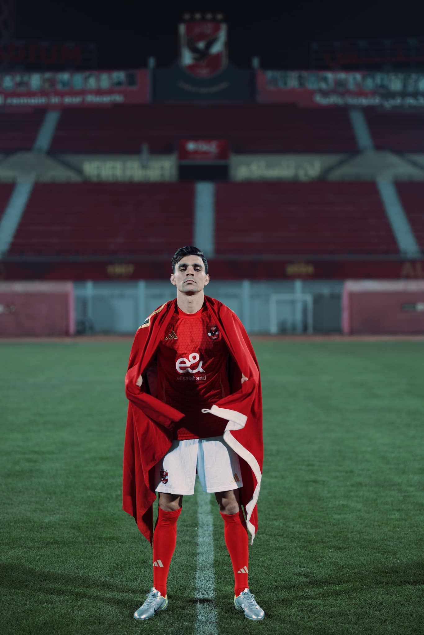 صور جديدة من مراسم تقديم أشرف بن شرقى فى الأهلي