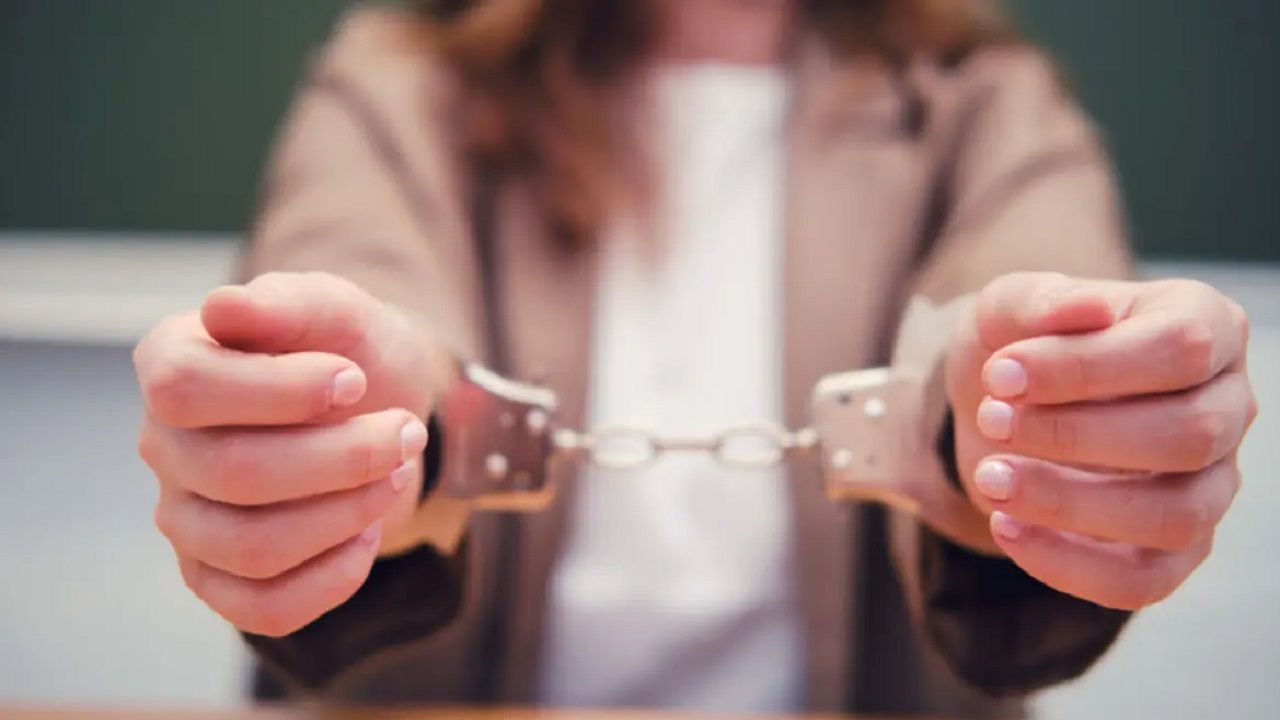 اتهام عارضة أزياء بإقامة علاقات حميمة مع رئيس نادي رياضي كبير