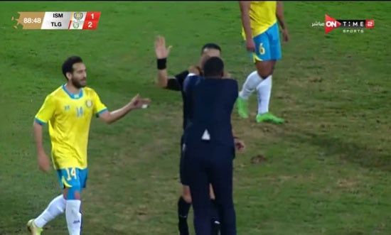 عضو مجلس الإسماعيلى يقتحم الملعب للاعتداء على حكم مباراة الدراويش والطلائع.. صور