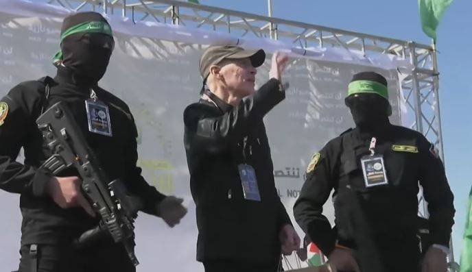 الصليب الأحمر يتسلم مواطن أمريكي – إسرائيلي مفرج عنه من غزة.. صور