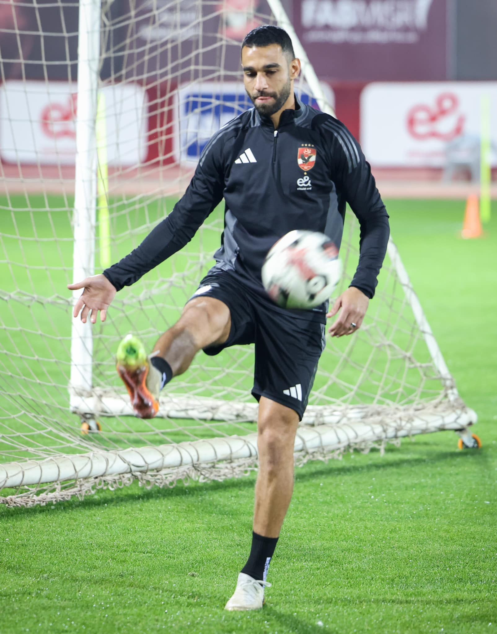 الأهلي يختتم تحضيراته لمواجهة مودرن سبورت بمشاركة معلول.. صور