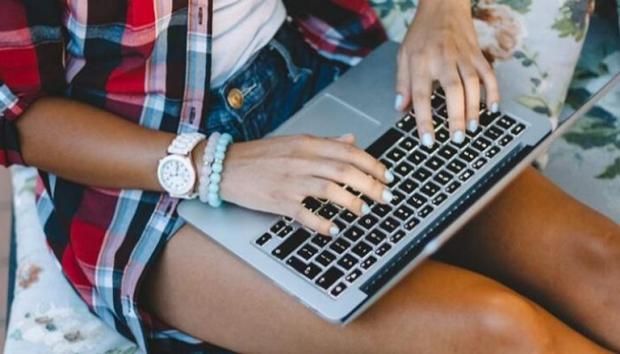 تحذير من استخدام اللاب توب بهذه الطريقة.. تسبب متلازمة الجلد المحمص