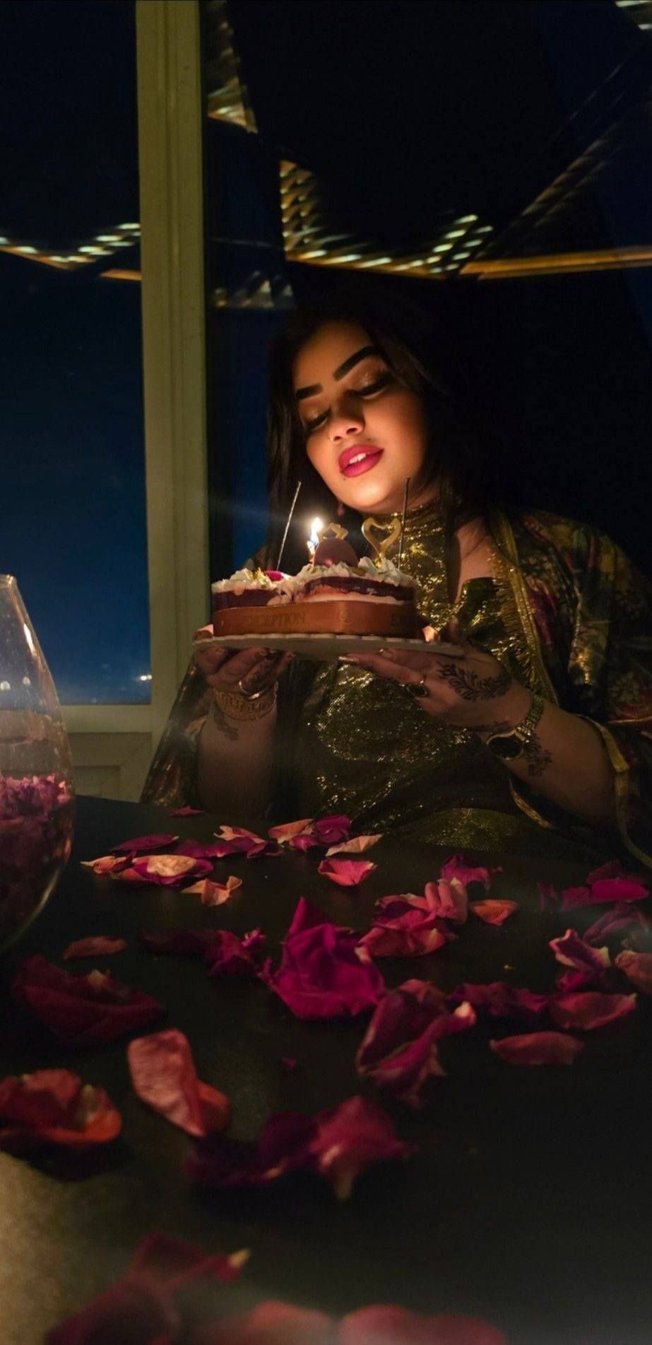شاهد بالصور.. حسناء الفن السوداني تحتفل بعيد ميلادها بالقاهرة بطريقة مميزة ووسط أجواء رومانسية