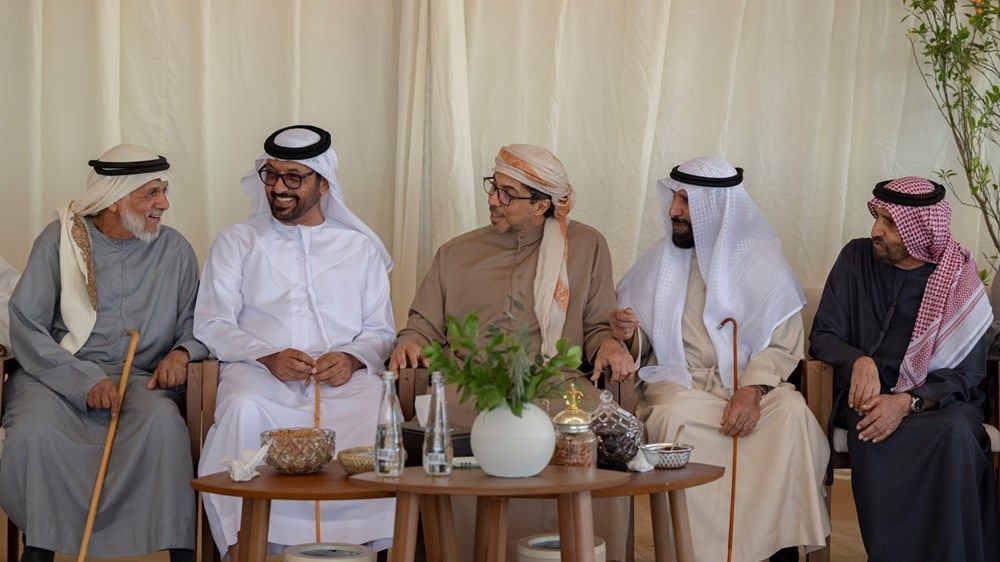 منصور بن زايد يزور علي بن سعيد بن سالم الكتبي بمنزله في منطقة الهير بالعين