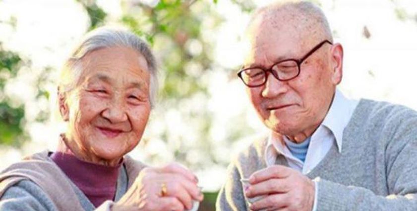 سر طول عمر اليابانيين ورشاقتهم.. ما علاقة الشاي الأخضر وخليط البكتيريا؟