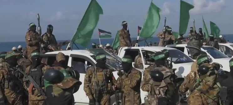 الصليب الأحمر يتسلم مواطن أمريكي – إسرائيلي مفرج عنه من غزة.. صور