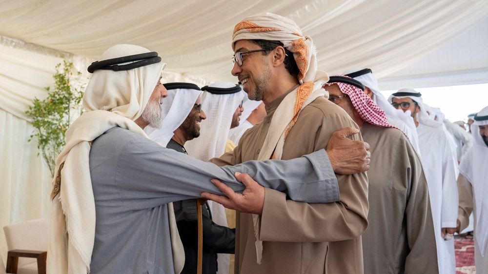 منصور بن زايد يزور علي بن سعيد بن سالم الكتبي بمنزله في منطقة الهير بالعين