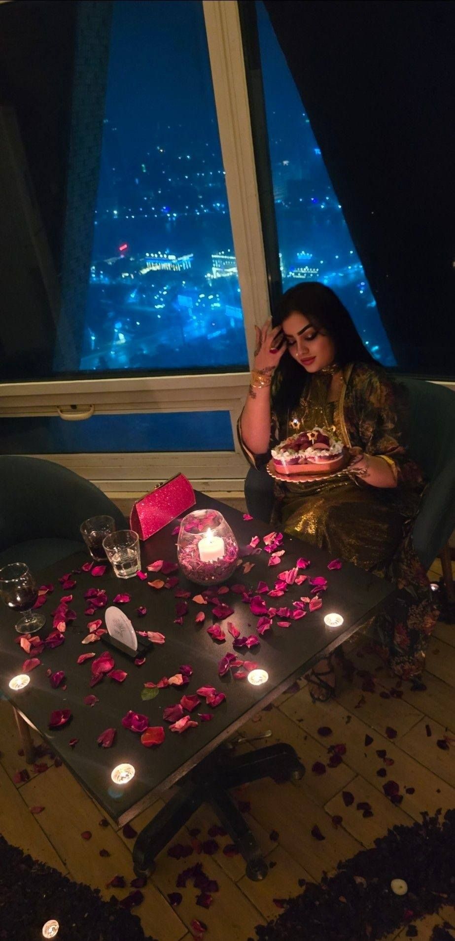 شاهد بالصور.. حسناء الفن السوداني تحتفل بعيد ميلادها بالقاهرة بطريقة مميزة ووسط أجواء رومانسية