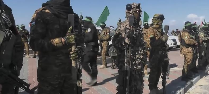 الصليب الأحمر يتسلم مواطن أمريكي – إسرائيلي مفرج عنه من غزة.. صور