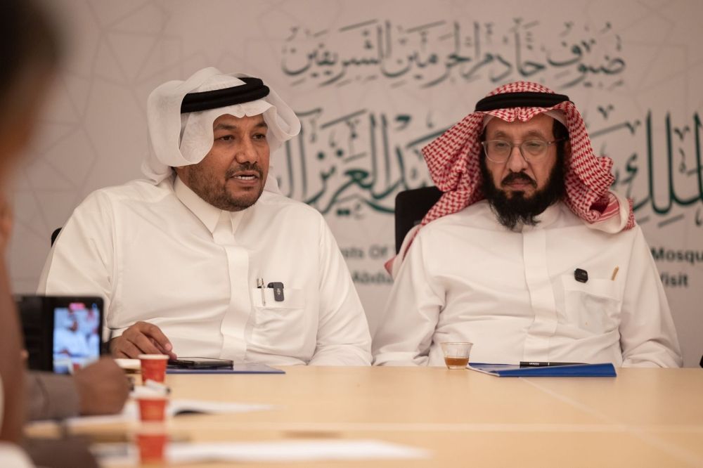 "الشؤون الإسلامية" تناقش دور برنامج خادم الحرمين في إثراء تجربة المستضافين