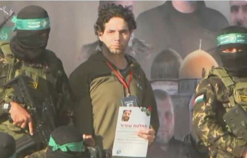 جيش الاحتلال الإسرائيلى يتسلم محتجزين بعد الإفراج عنهما من غزة.. صور