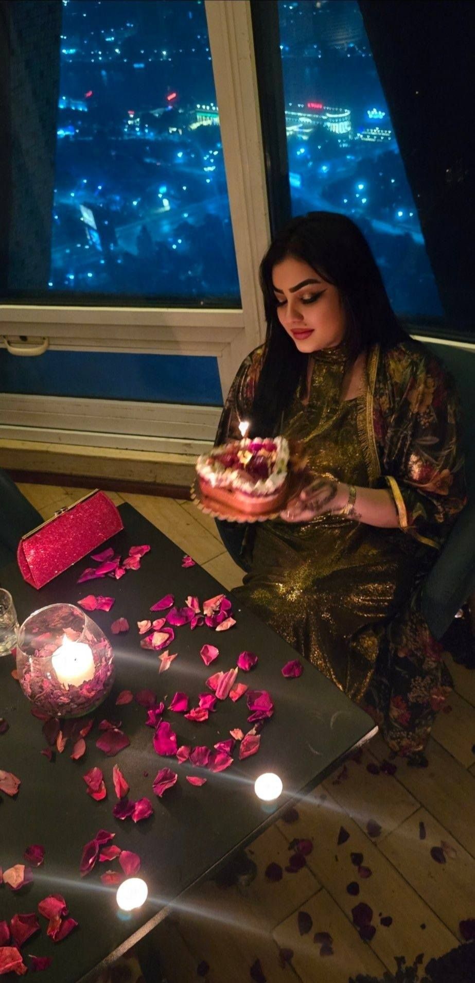 شاهد بالصور.. حسناء الفن السوداني تحتفل بعيد ميلادها بالقاهرة بطريقة مميزة ووسط أجواء رومانسية