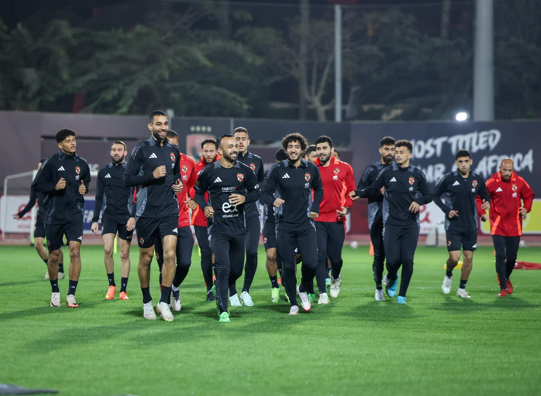 الأهلي يختتم تحضيراته لمواجهة مودرن سبورت بمشاركة معلول.. صور