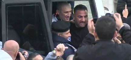 فلسطينيون يستقبلون أسرى محررين من سجون الاحتلال فى الضفة الغربية.. صور