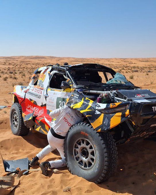 الخليج اليوم .. أمير سعودي يتعرض لحادث خلال مشاركته في سباق "رالي" (صور)