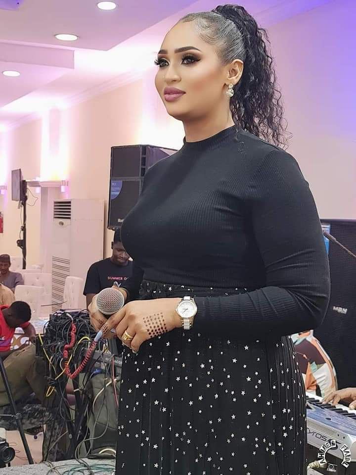 شاهد بالفيديو.. الفنانة عشة الجبل تغني في حفل خاص داخل مكان معزول خلف “الستائر” بعيداً عن المعازيم وتثير استغراب المتابعين والجمهور: (إمكن العروس أنصارية)