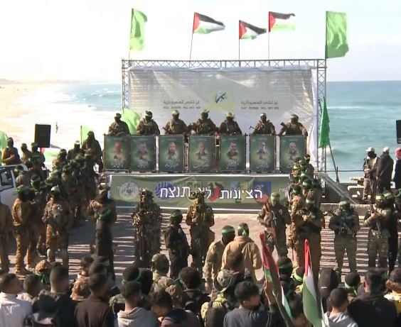 الصليب الأحمر يتسلم مواطن أمريكي – إسرائيلي مفرج عنه من غزة.. صور