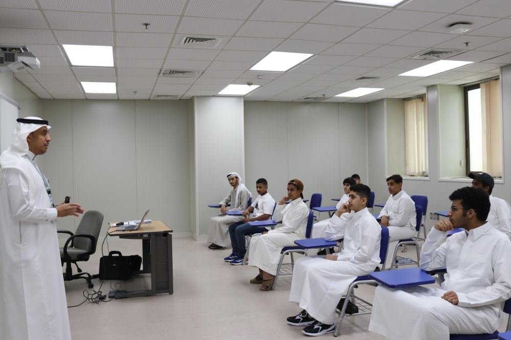 "التعليم" تعتمد التنبيه وحسم الدرجات لمخالفي الزي الوطني في المدارس الثانوية