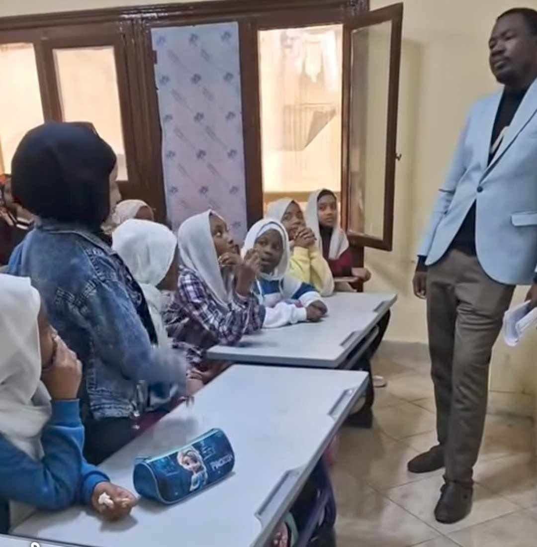 شاهد بالصورة والفيديو.. أستاذ سوداني يقوم بعمل مقلب جميل ولطيف في طالبته الصغيرة داخل الفصل ومتابعون: (يا سلام عليك وياريت كل الأساتذة زيك يا راقي)