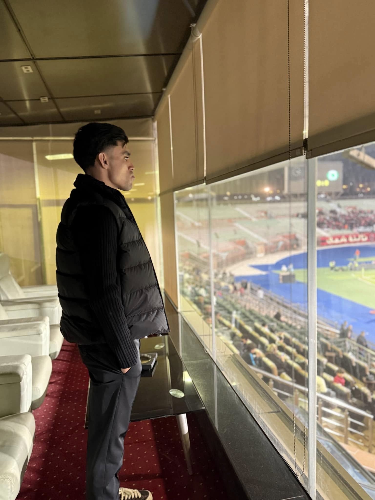 بن شرقي يدعم الأهلي أمام مودرن سبورت من مقصورة استاد السلام.. صور