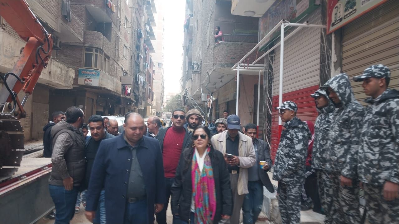 محافظ القاهرة يشرف على إزالة عقار مخالف مكون من 18 دورا.. صور