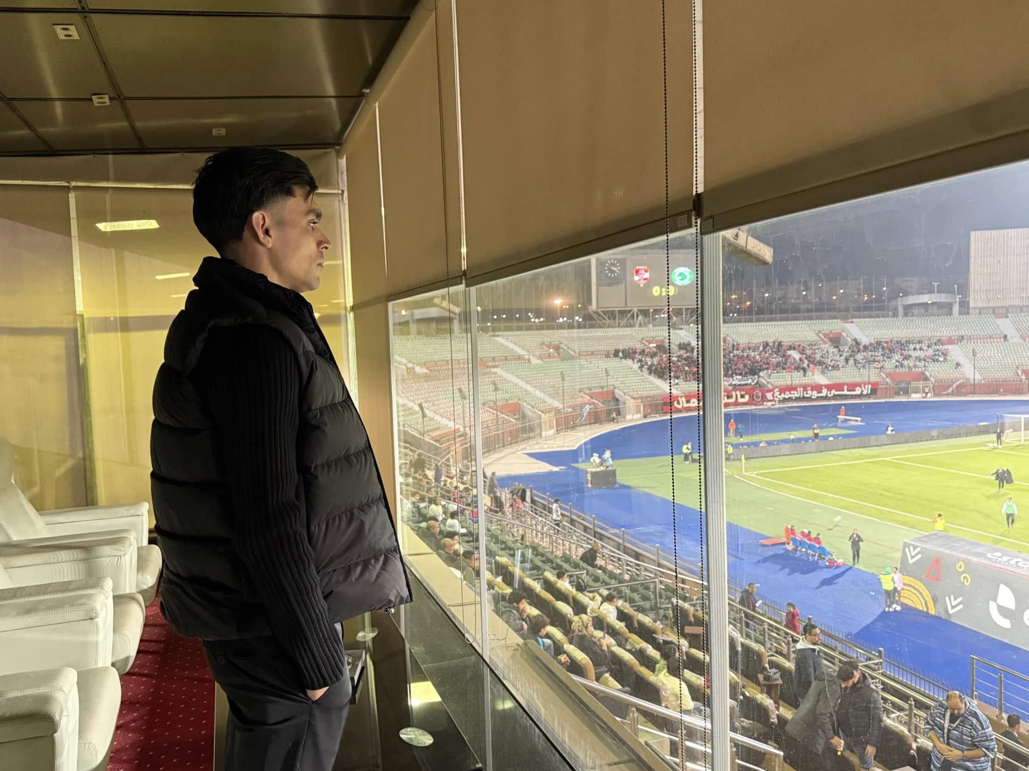 بن شرقي يدعم الأهلي أمام مودرن سبورت من مقصورة استاد السلام.. صور