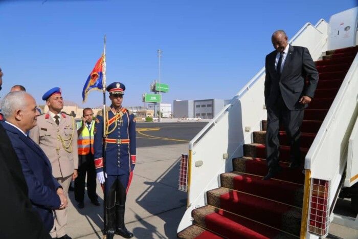 شاهد بالفيديو.. استقبال تاريخي وغير مسبوق من المواطنين لقائد الجيش “البرهان” لحظة نزوله من “مروحية” بإحدى القرى