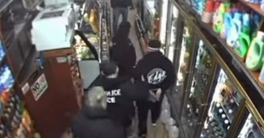 شرطة نيويورك تداهم بقالة تابعه ليمني وتعتقل مهاجر غير شرعي تمهيدًا لترحيله..."فيديو"