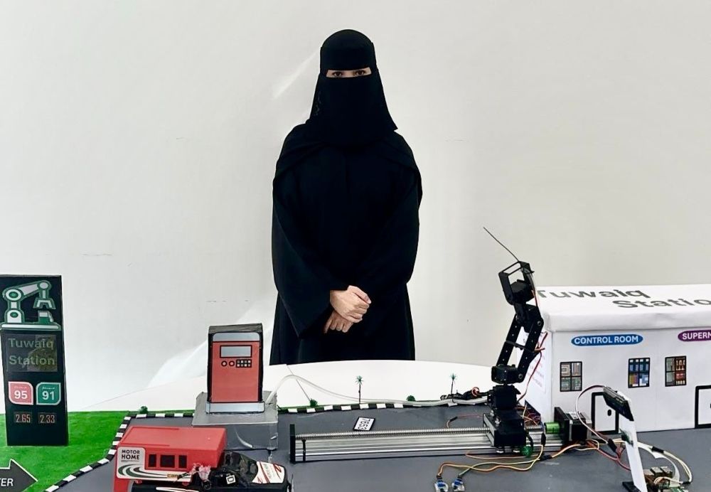 "اليوم" تسلط الضوء على "محطة طويق"  ابتكار سعودي لطالبات الذكاء الاصطناعي بجدة
