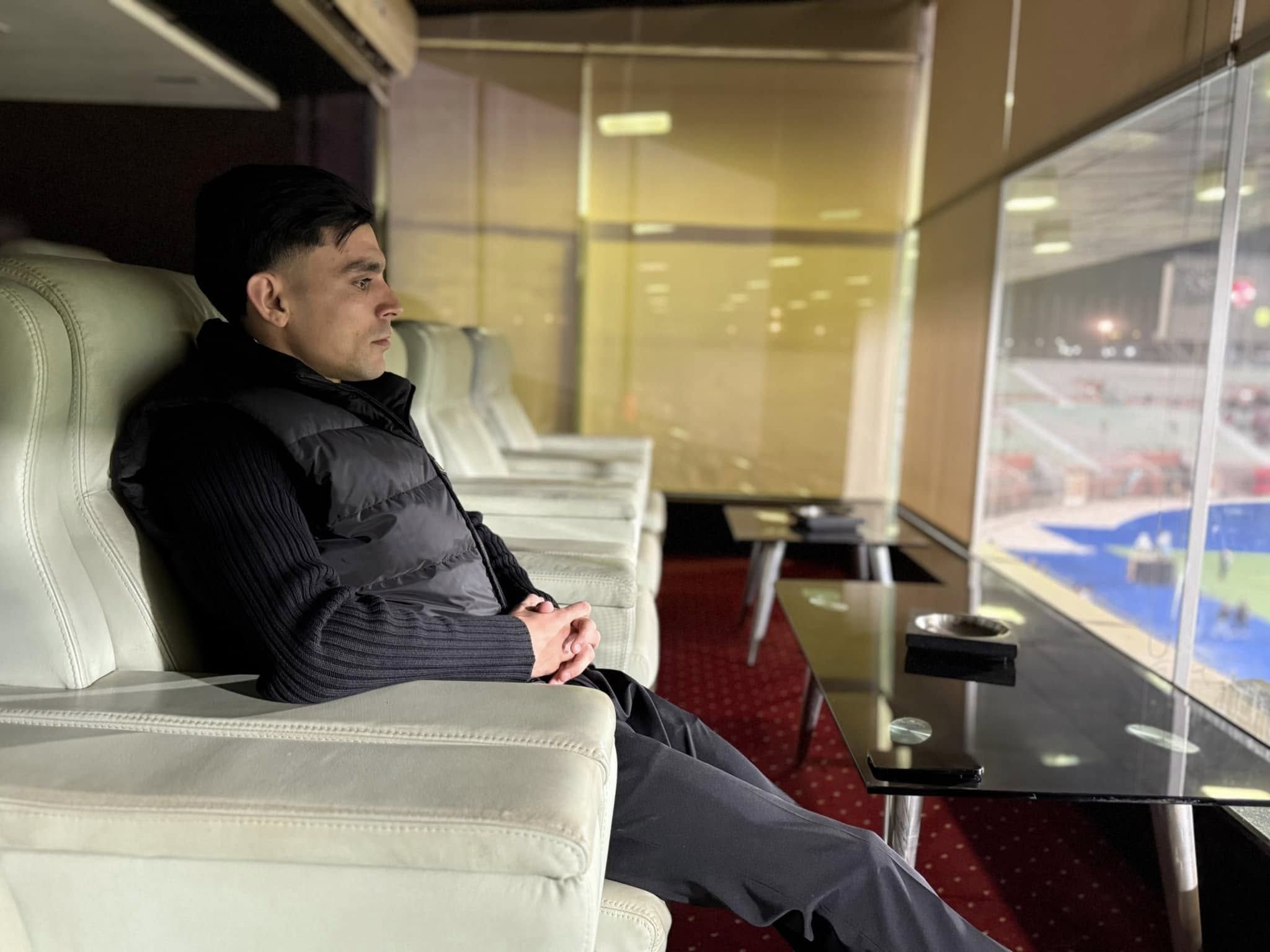 بن شرقي يدعم الأهلي أمام مودرن سبورت من مقصورة استاد السلام.. صور