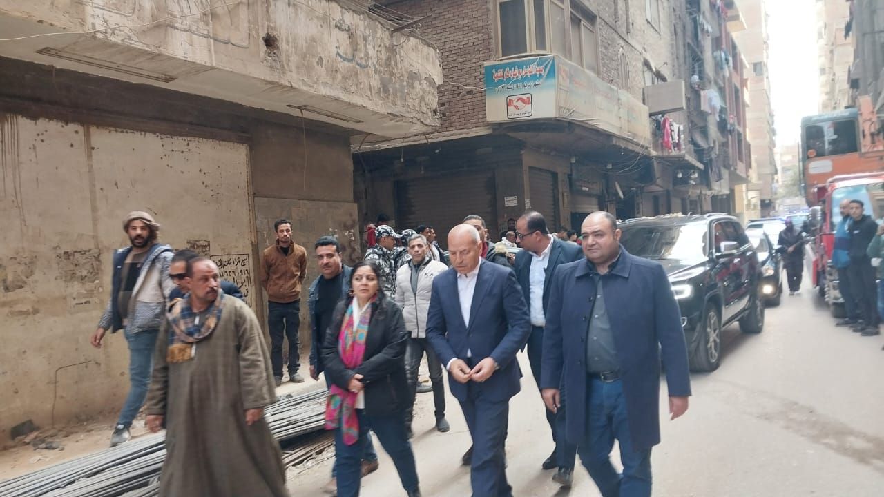 محافظ القاهرة يشرف على إزالة عقار مخالف مكون من 18 دورا.. صور