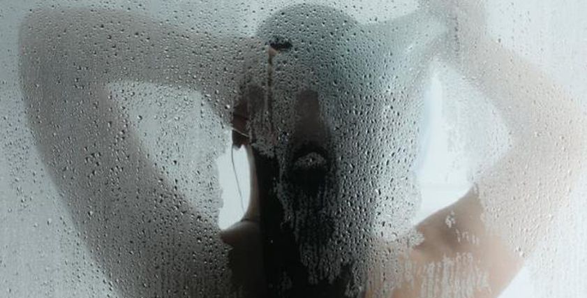 ماذا يحدث عند الاستحمام بالماء الساخن في الشتاء؟.. خطر على مرضى القلب