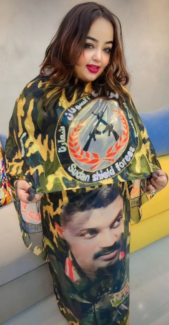 شاهد بالفيديو.. والدة التيكتوكر رنده خليل تنظم الأشعار في حق قائد الجيش وتغني له: (البرهان ما بنوم غالبو الصبر إلا الخرطوم تتحرر ظهر)